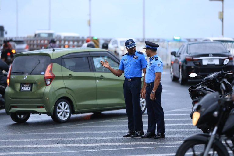 މަގުތަކުގައި ފުލުހުން ހަރަކާތްތެރިވުން އިތުރުކޮށް، ކޮންމެ ފަސް މިނެޓަކުން މަގުމަތިން ފުލުހަކާ ދިމާވާ ގޮތް ހަދަނީ