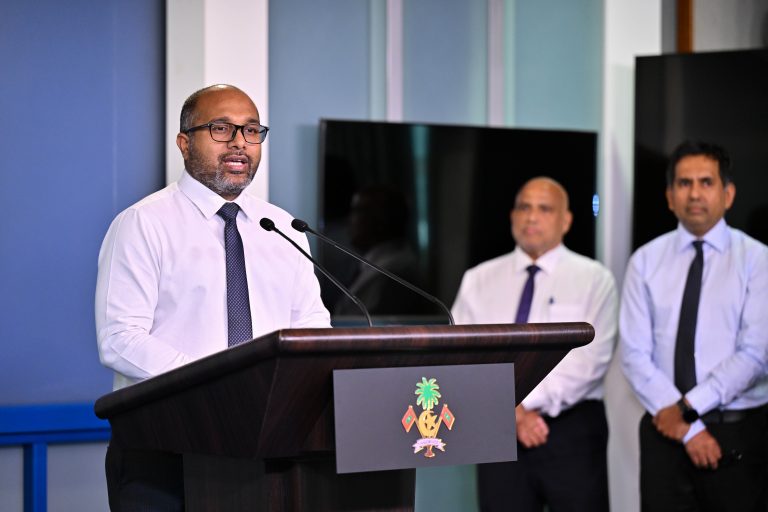 ވަގު ފޯމު މައްސަލާގައި ވަޒީރު އިޙްސާންގެ އިސްތިއުފާއަށް ޑިމޮކްރެޓްސްއިން ގޮވައިލައިފި