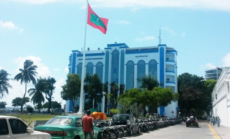 ޓީޗަރަކު، ދަރިވަރުންތަކަކަށް ޖިންސީ ފުރައްސާރަކުރި ކަމަށް ބުނާ މައްސަލައެއް ތަހުގީގުކުރަނީ