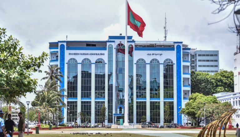 ޓްރާންސްފޯމަރެއްގެ ތެރެޔަށް ވަދެ ވައްކަންކުރަން އިން މީހަކު ހައްޔަރުކޮށްފި