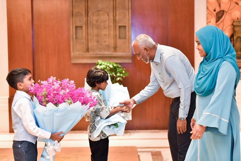 ރައީސް ޑރ.މުޢިއްޒު، ނިއުދިއްލީގައި ދިރިއުޅޭ ދިވެހިންނާ ބައްދަލުކުރައްވައިފި