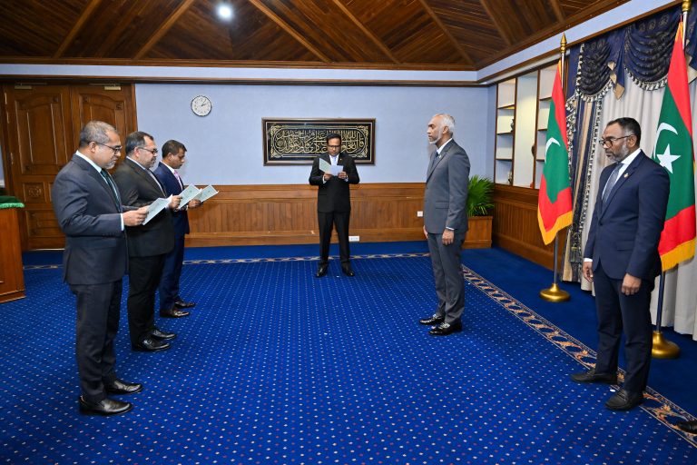 ތިން ވަޒީރުންނަށް ރުހުންދޭން ފެންނަ ކަމަށް ކޮމިޓީން ފާސްކޮށްފި