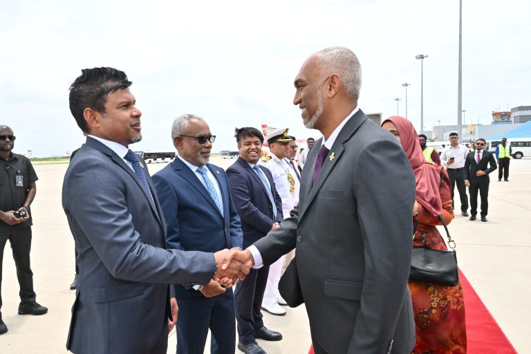 ރައީސް ޑރ.މުޢިއްޒުގެ ދެކަނބަލުން އިންޑިއާއަށް ފުރާވަޑައިގެންފި
