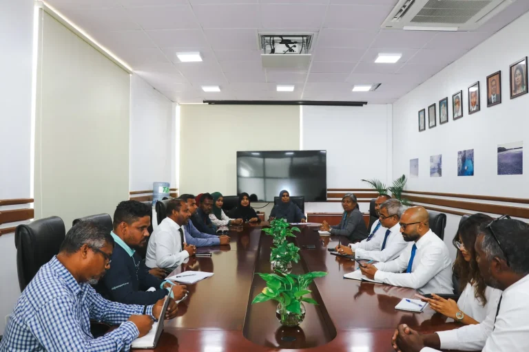 ވޭމަންޑޫގެ ގޮނޑުދޮށް ގިރުމުގެ މައްސަލައާއި ކުނި މެނޭޖްކުރުމާ ގުޅޭ މައްސަލައާ ބެހޭ ގޮތުން މަޝްވަރާކޮށްފި