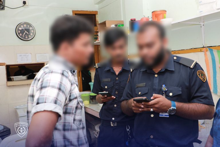 ހުޅުމާލޭގެ ތިން ކެފޭއެއް ބަލައި ދެ ބިދޭސީއަކު ހައްޔަރުކޮށްފި