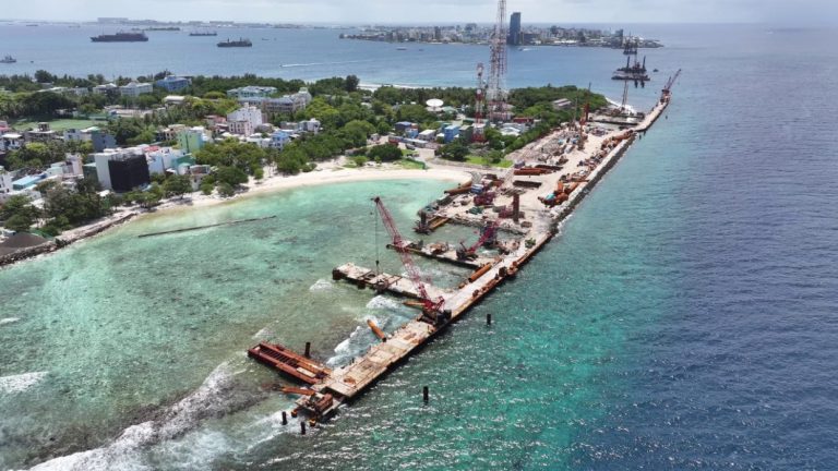 ބުރިޖު ހަދާ އެފްކޮންސްގެ މުވައްޒަފަކު ޒަޚަމްތަކާއެކު މަރުވެފައި އޮއްވާ ފެނިއްޖެ