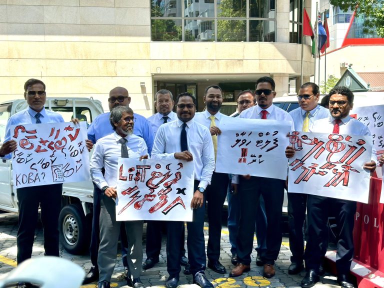 ފްލެޓާއި ގޯތި ހަވާލު ކުރުމަށް ގޮވާލައި މުޒާހަރާ ކުރަނީ