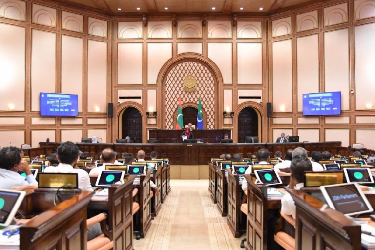 ގާނޫނުއަސާސީއަށް އިސްލާހު ގެނައުމުގެ ބިލު ފާސްކުރަން ބާއްވާ ޖަލްސާގައި އެމްޑީޕީ މެންބަރުން އަޑުގަދަކުރަނީ