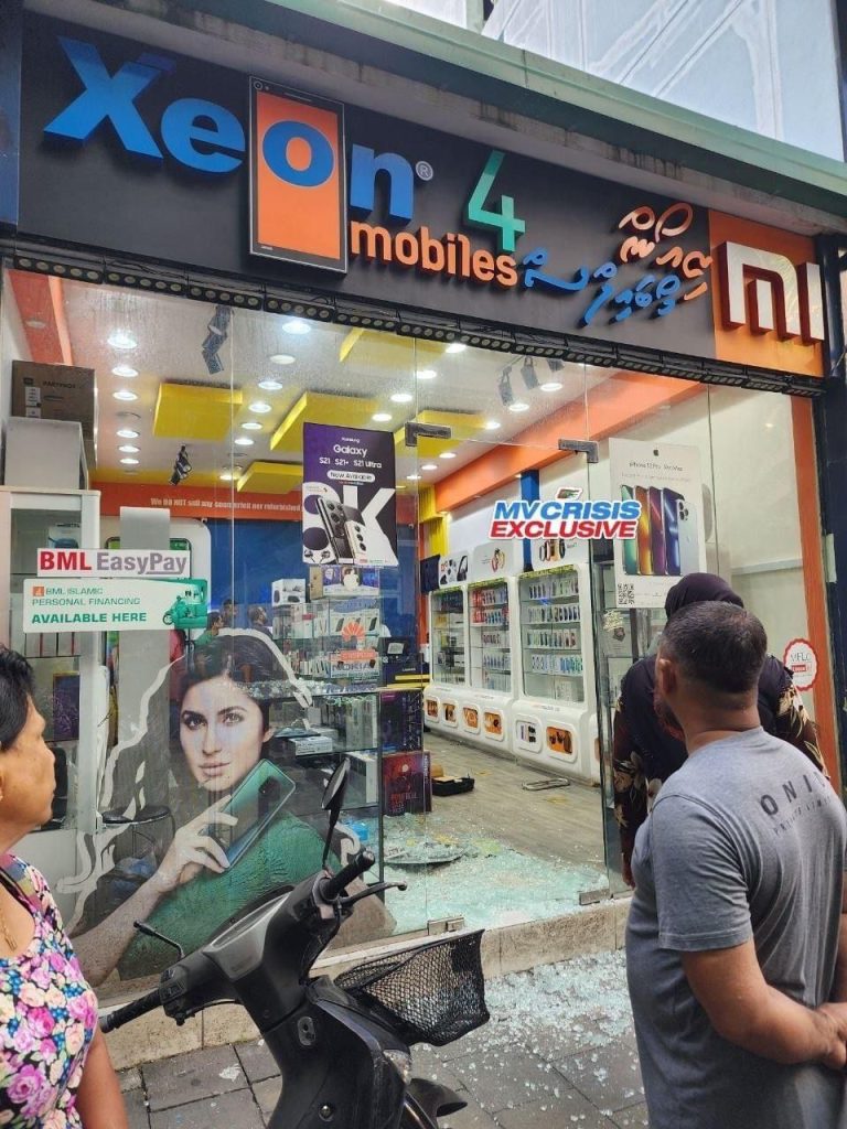 ޒިއޯން މޯބައިލްސްގެ ފިހާރަ ތަޅާލާ ވައްކަންކޮށްފި