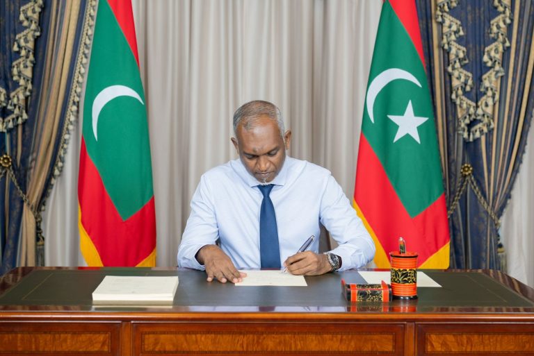 އުވާލާ ސިޔާސީ ޕާޓީތަކުގެ ކުލައާއި ލޯގޯ ބޭނުން ކުރުން މަނާކުރާ ބިލު ތަސްދީގުކުރައްވައިފި