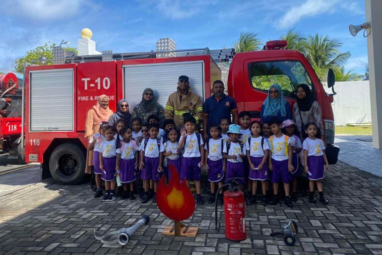 ކެންގަރޫ ކިޑްސްގެ ދަރިވަރުން ތިނަދޫ ފަޔަރ ސްޓޭޝަނަށް ޒިޔާރަތްކޮށްފި