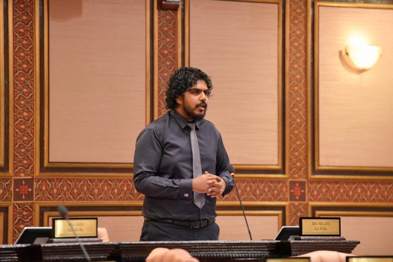 މިހާރުވެސް މިނިވަންކަމާއެކު ރާއްޖޭގައި މީޑިއާތައް އެބަ ހިންގާ: އަޒާން