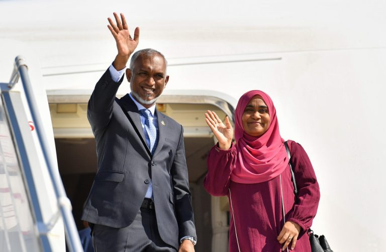 ނުރަސްމީ ދަތުރުފުޅެއްގައި ރައީސްގެ ދެކަނބަލުން އިނގިރޭސިވިލާތަށް ފުރާވަޑައިގެންފި