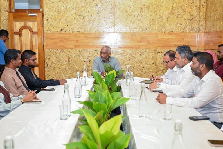 ހިމަންދޫ ރަށް ގިރުމުގެ މައްސަލައާއި ސުކޫލުގެ ޖާގައިގެ ދަތިކަމަށް އަވަސް ހައްލެއް ހޯދައިދޭނަން: ރައީސް