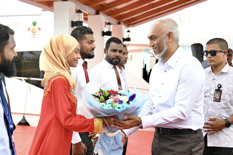 މިހާތަނަށް ނުދެވޭ ހުރިހާ ރަށަކަށް އަންނަ އަހަރު ދާނަން: ރައީސް