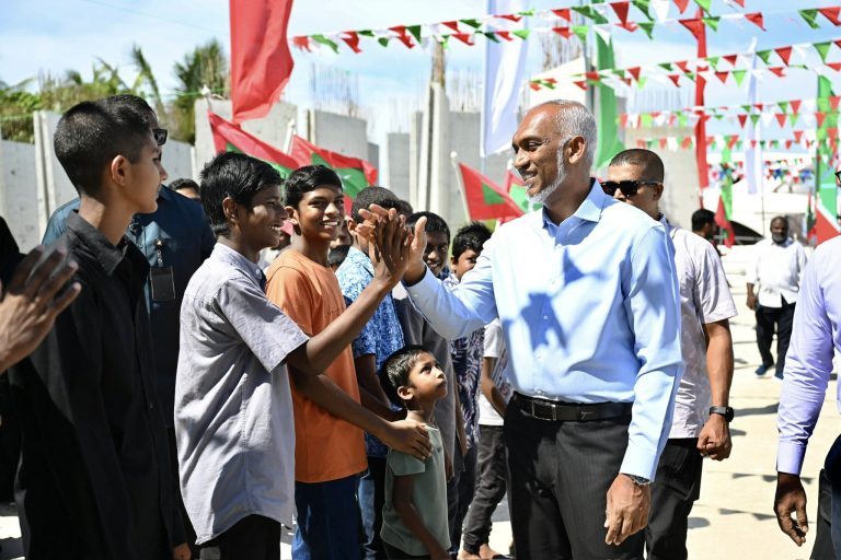 ރައީސް ޑރ.މުޢިއްޒު 4 ކައުންސިލެއް ފިޔަވައި ރާއްޖޭގެ ހުރިހާ ކައުންސިލަކާ ބައްދަލުކުރައްވައިފި