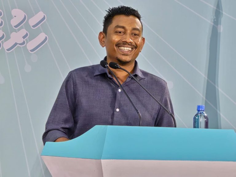 ރައީސް ޑރ.މުޢިއްޒު ގެންދަވަނީ ރައްޔިތުން އެދޭ ގޮތަށް މުޅި ވެރިކަމުގެ ނިޒާމު ބައްޓަން ކުރައްވަމުން: މަމްދޫޙް