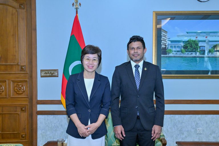 ޗައިނާ ސަފީރު ނައިބު ރައީސްގެ އަރިހަށް ވަދާއީ ޒިޔާރަތެއް ކުރައްވައިފި