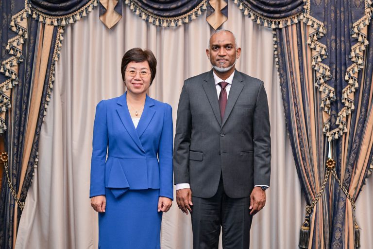 ޗައިނާގެ ސަފީރު، ރައީސް ޑރ. މުޢިއްޒުގެ އަރިހަށް ވަދާޢީ ޒިޔާރަތެއް ކުރައްވައިފި