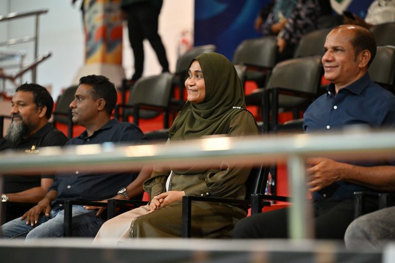 90 ޕްލަސް ގޯލްޑް ކަޕް 2024: ހއ. ދިއްދޫ އާއި ދ. މީދޫގެ މެޗު މެޑަމް ސާޖިދާ ޝަރަފުވެރިކޮށްދެއްވައިފި
