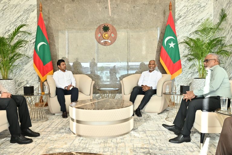 ރައީސް ޑރ. މުޢިއްޒު، ރަސްމީ ދަތުރުފުޅެއްގައި އއ. އާއި ކ. އަތޮޅަށް