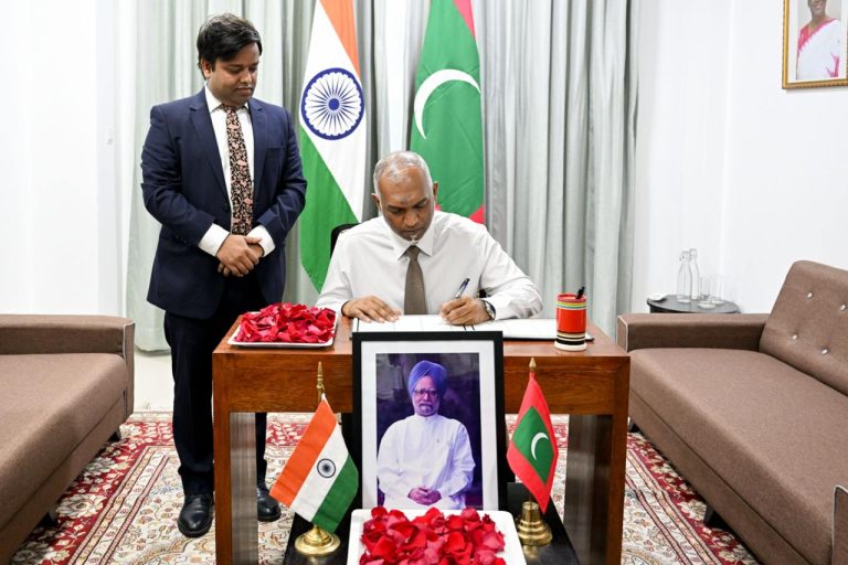 މަންމޯހަން ސިންގްގެ ތަޢުޒިޔާގެ ދަފުތަރުގައި ރައީސުލްޖުމްހޫރިއްޔާ ސޮއި ކުރައްވައިފި