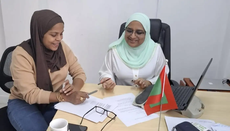 ފަރަންސޭސިވިލާތުގެ އާއިލާއަށް އާޒިމާ އާއި ދިޔާނާ އެހީ ފޯރުކޮށްދެނީ