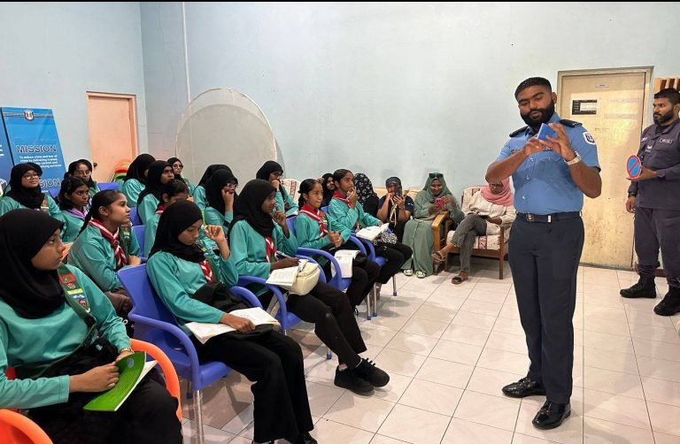 އައްޑޫގެ ގާލްގައިޑު ދަރިވަރުންތަކަކަށް ޓްރެފިކް އެޑިޔުކޭޝަން ސެޝަނެއް ހިންގައިފި