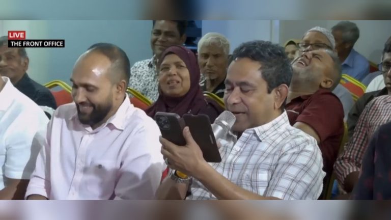 ޔާމީން އިސްވެ ހުންނަވައި ކީރިތި ޤުރުއާނަށް ކުޑައިމީސްކޮށްފި