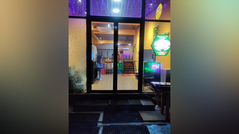 ހުޅުމާލޭ ރެސްޓޯރެންޓެއްގައި ކްރިސްމަސް ފާހަގަކުރަން ތައްޔާރުވަމުން ދަނިކޮށް ހުއްޓުވައިފި