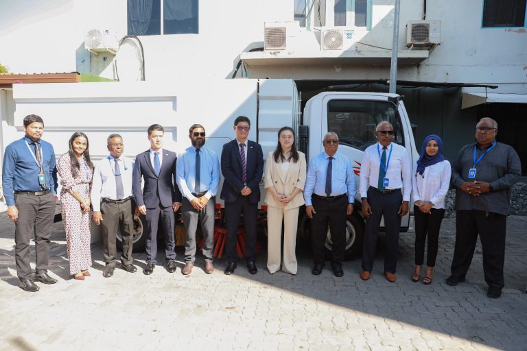 ޗައިނާއިން ލ.ފޮނަދޫ ކައުންސިލަށް މަގު ސާފުކުރާ ވެހިކަލެއް ހަދިޔާކޮށްފި