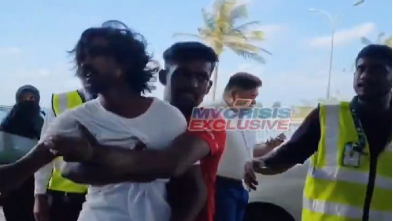 ވީއައިއޭގައި މަސްތުގެ ހާލަތުގައި ތިބި ބިދޭސީންތަކެއް މާރާމާރީއެއް ހިންގައިފި