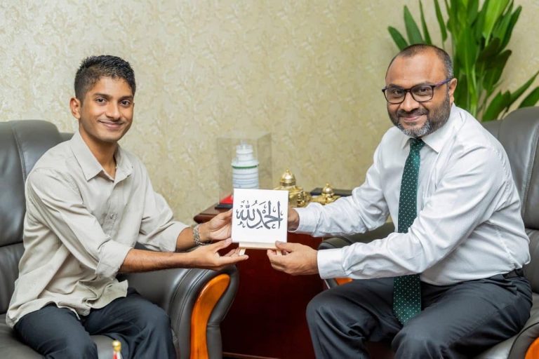 ނާއިޝް ގެ ކެލިގްރަފީ ހުނަރު ތަރައްޤީ ކުރުމަށް ދާއިރާގެ ފަންނުވެރިޔަކު ހަމަޖައްސަނީ