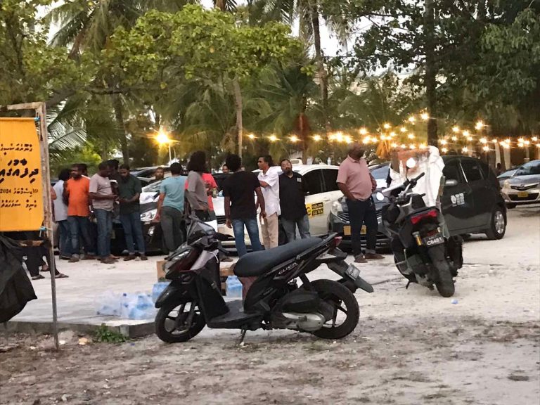 ޓެކްސީ ޑްރައިވަރުން ހުޅުމާލޭގައި އިހުތިޖާޖު ކުރަނީ