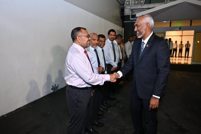 ރައީސް ޑރ.މުޢިއްޒު އެސްޓޯނިއާއަށް ވަޑައިގެންފި