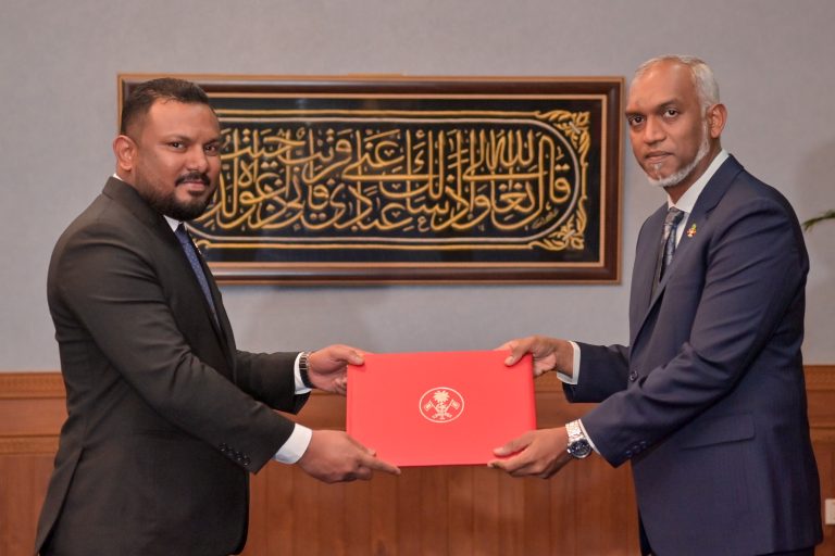 ޕީއެންސީގެ އެސްޖީ އަކަށް ދިފާޢީ ވުޒާރާގެ ސްޓޭޓް މިނިސްޓަރު މުޢާޛު