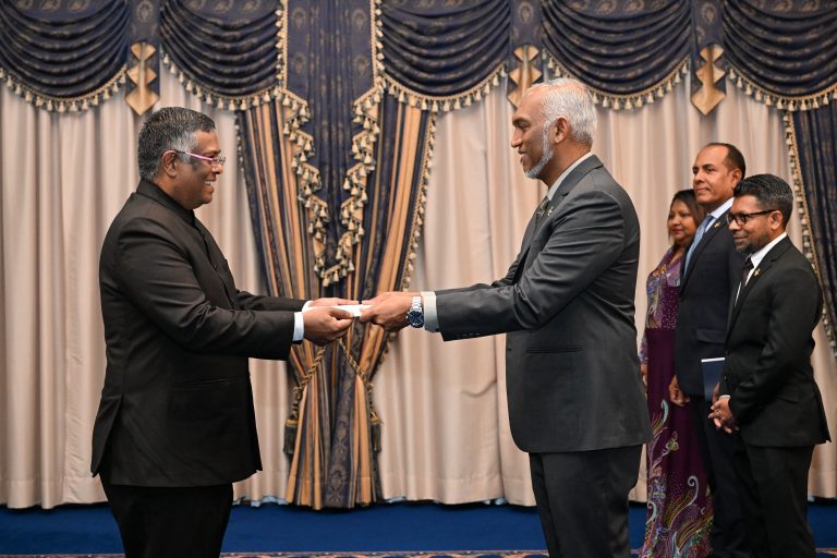 އިންޑިއާގެ އައު ސަފީރުގެ ސަފީރުކަމުގެ ފަތްކޮޅު ރައީސަށް އަރުވައިފި