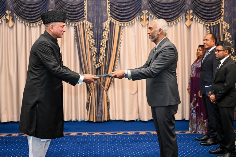 ޕާކިސްތާނުގެ އައު ސަފީރުގެ ސަފީރުކަމުގެ ފަތްކޮޅު ރައީސަށް އަރުވައިފި