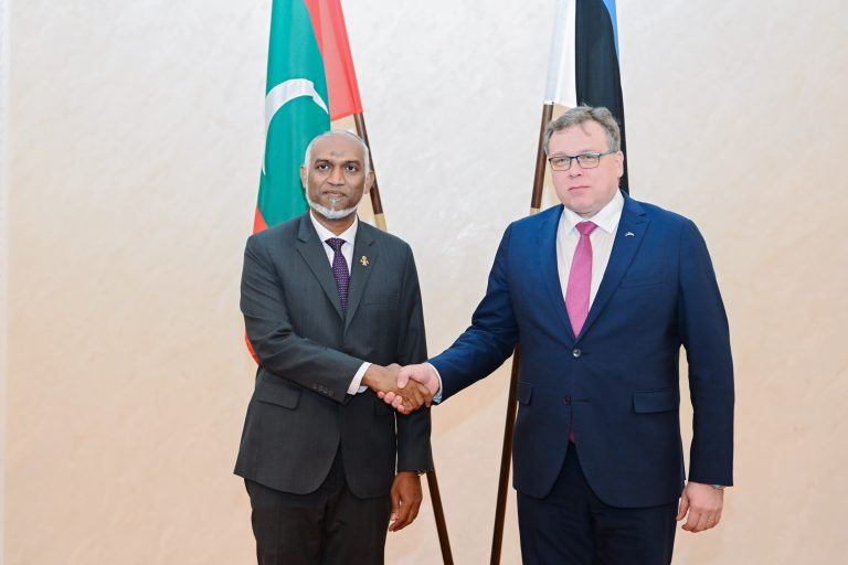ރައީސް ޑރ.މުޢިއްޒު އެސްޓޯނިއާގެ ގާނޫނު ހަދާ މަޖިލީހުގެ ރައީސާ ބައްދަލުކުރައްވައިފި