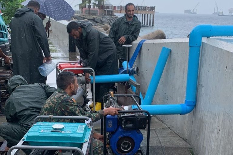މާލޭގެ މަގުތަކުން ފެން ހިންދުމުގައި އެމްއެންޑީއެފުން ހަރަކާތްތެރިވަނީ