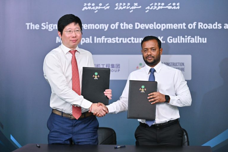 ގުޅިފަޅު މަގު ހެދުމާއި އަސާސީ ޚިދުމަތް ޤާއިމްކުރުމުގެ އެއްބަސްވުމެއްގައި ސޮއިކޮށްފި