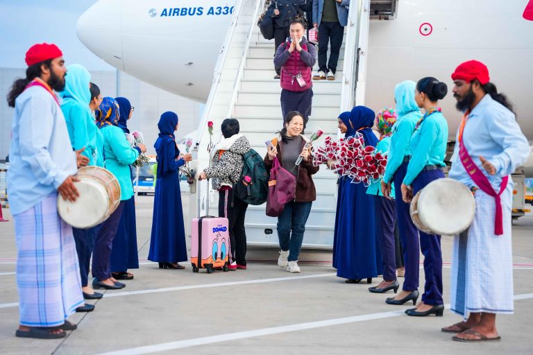 މޯލްޑިވިއަންގެ ވައިޑް ބޮޑީ އެއާކްރާފްޓުގައި ޗެންގްޑޫން މާލެ އައި ފަސިންޖަރުންނަށް ހޫނު މަރުޙަބާޢެއް!