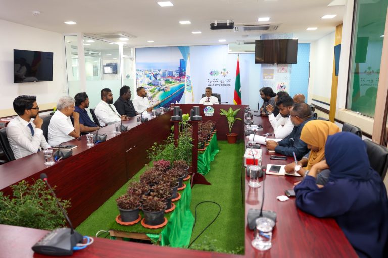 މާލޭގެ ގެއެއް އިމާރާތްކުރުމުގެ ތެރެއިން ޖެހިގެން އިން ގެއިން ބައެއް ގަނބައިން ދިއުމާ ގުޅިގެން މަޝްވަރާކޮށްފި