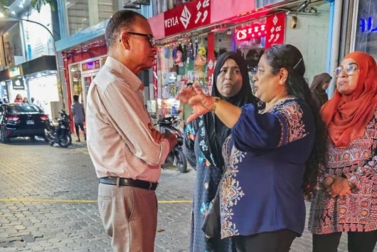 ގުދަނެއްގައި އަލިފާން ރޯވި ހާދިސާ ހިނގި ސަރަހައްދު ވަޒީރު އާދަމް ޝަރީފް ބައްލަވާލައްވައިފި