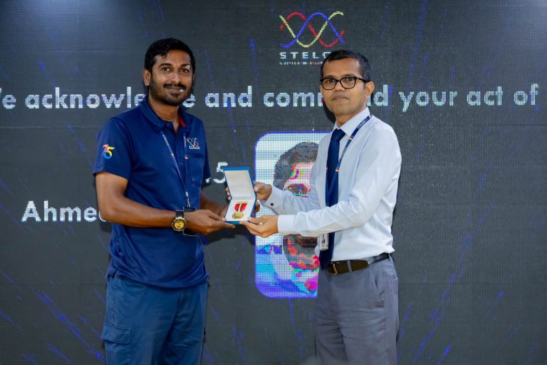 ޓްރާންސްފޯމަރުން ވައްކަންކުރަން އުޅުނު މީހާ ހުއްޓުވި މުވައްޒަފަށް '"މެޑަލް އޮފް ބްރޭވަރީ"' ދީފި