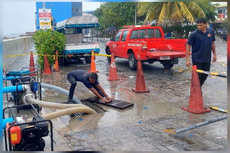 މާލޭގެ ބައެއް މަގުތަކުގައި ފެންބޮޑުވުމާ ގުޅިގެން ފެން ހިންދުމުގައި ސިފައިން ހަރަކާތްތެރިވާން ފަށައިިފި