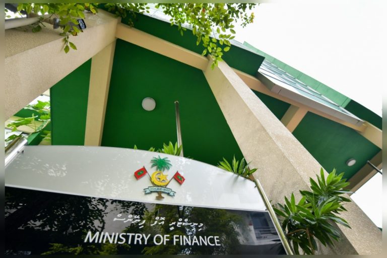ކުންފުނިތަކުގެ ވެރިންގެ މުސާރަ 90،000 ރުފިޔާއަށް ކުޑަކޮށްފި