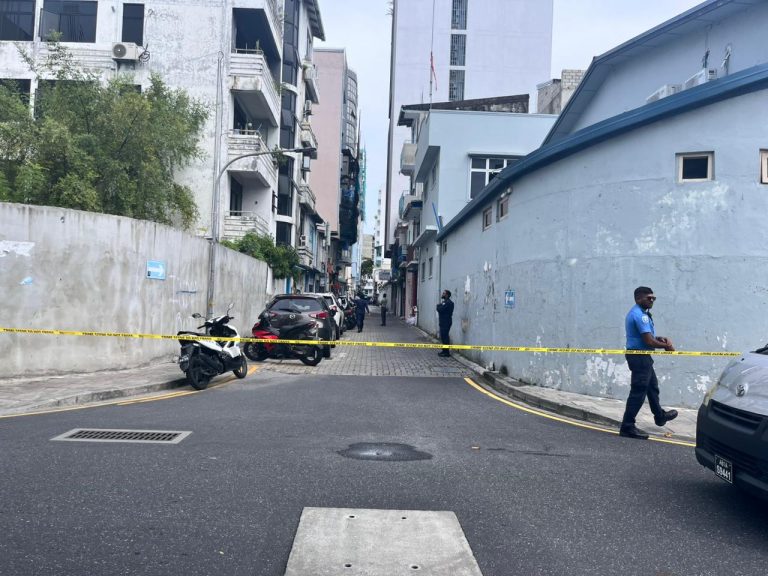 މާލޭ މަގުމަތީގައި ޒަޚަމްތަކަކާއެކު އޮތް މީހަކު ހޮސްޕިޓަލަށް ގެންގޮސް ފަރުވާދޭން ފަށައިފި
