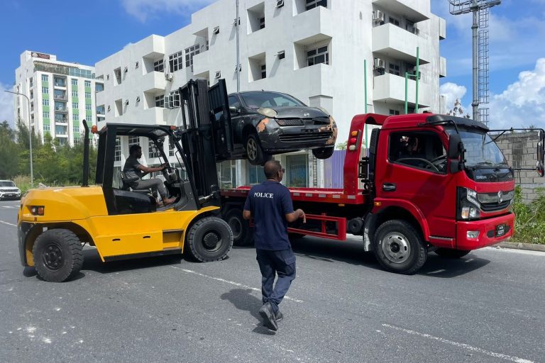 ހުޅުމާލޭގެ މަގުތަކުން ދިގު މުއްދަތަކަށް ޕާކު ކޮށްފައި ހުރި ވެހިކަލްތައް ނަގަން ފަށައިފި
