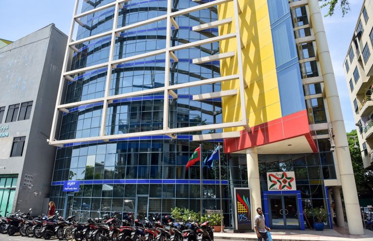 މަނީ ލޯންޑަރިންގ ކުރިކަމުގެ ތުހުމަތު ކުރެވޭ އެއްވެސް މުވައްޒަފެއް ރިޓަޔަރކޮށްފައި ނުވޭ: ކަސްޓަމްސް